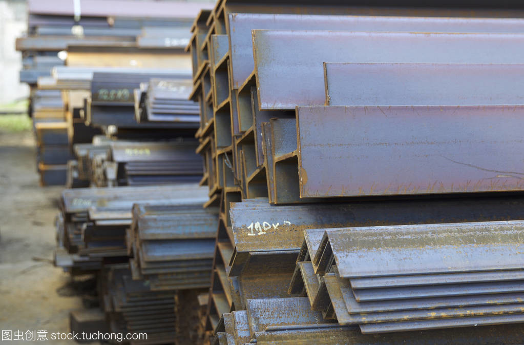 金属制品仓库中的多样金属材料与制品